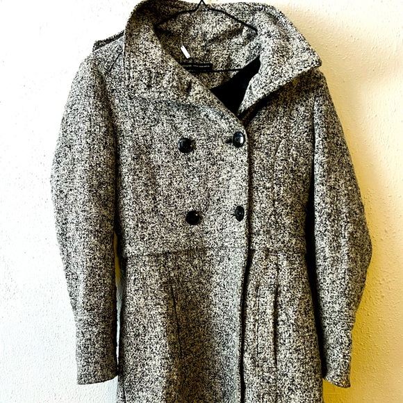 This coat keeps warm well. It is comfortable and brand new. - Picture 1 of 1
